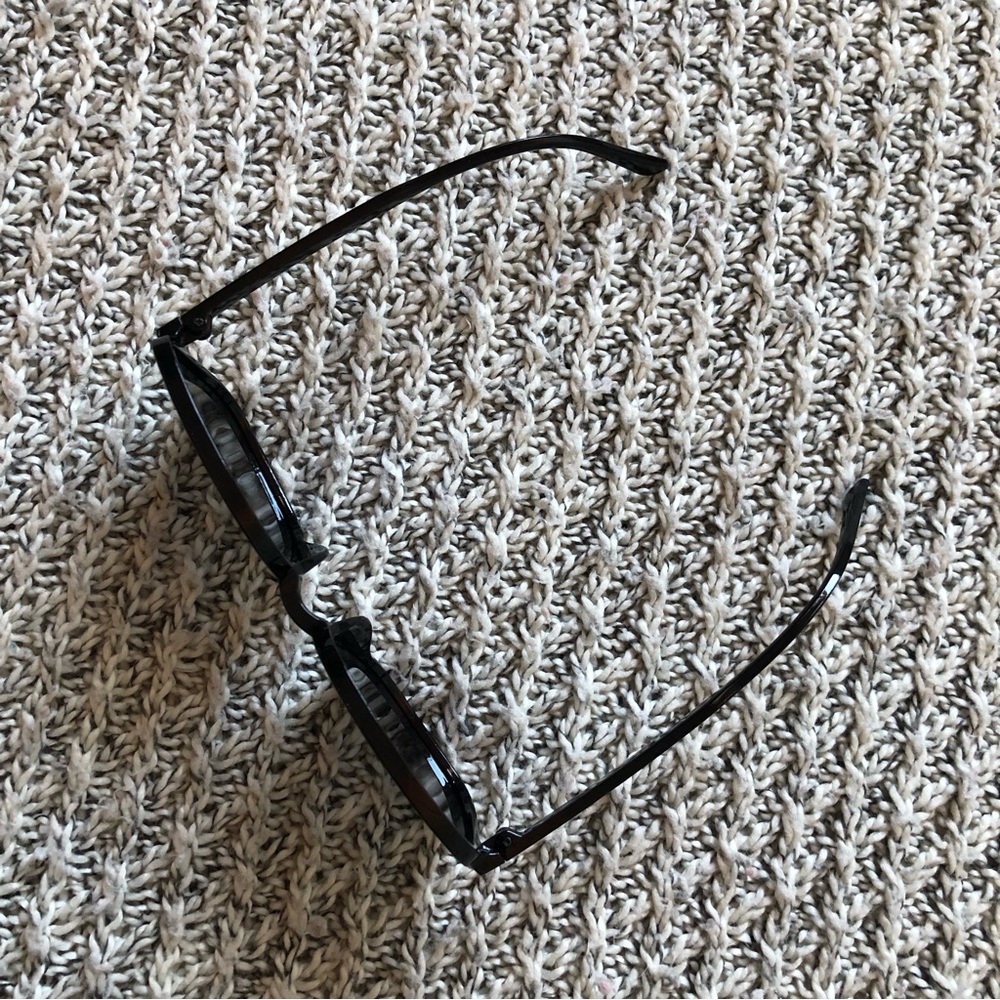Black frame sunglasses - Picture 2 of 3
